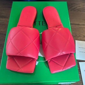 BOTTEGA VENETA *NEW* Lido Flat Sandals Size 37, Coral, New in Box (NIB)